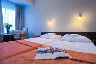 Отель Hotel *** NAT Ustroń Устронь Двухместный номер с двуспальной кроватью и дополнительной кроватью-3